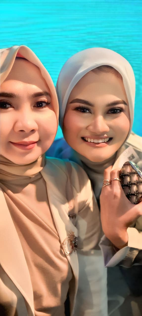 Selfie Elegan di Tepi Kolam