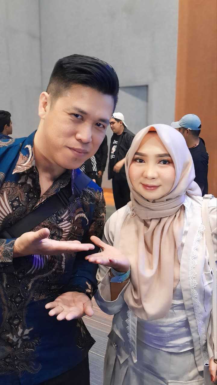 Pose Ceria Acara Bisnis