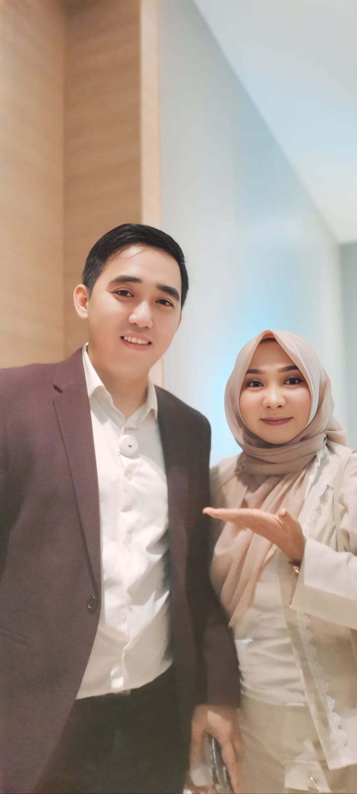 Profesional Muda Elegan